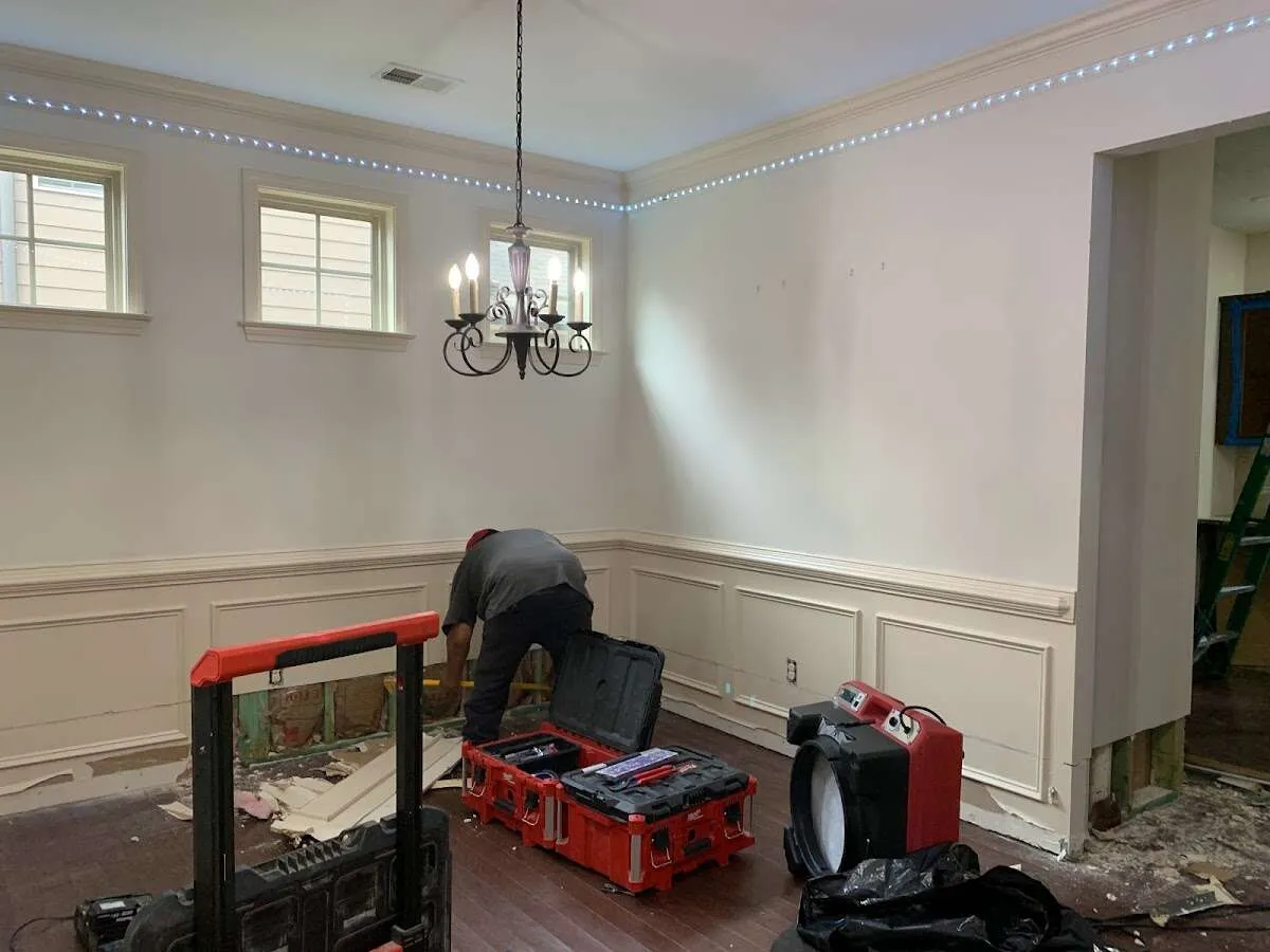 Restoration technician with professional equipment in Pooler